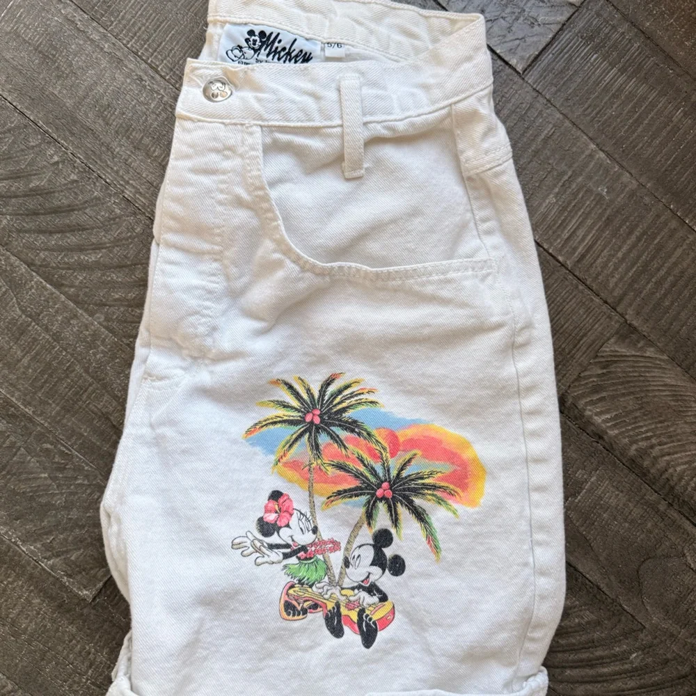 Rare vintage Disney White High-Waisted Shorts with Character and Palm Design - Picture 10 of 10